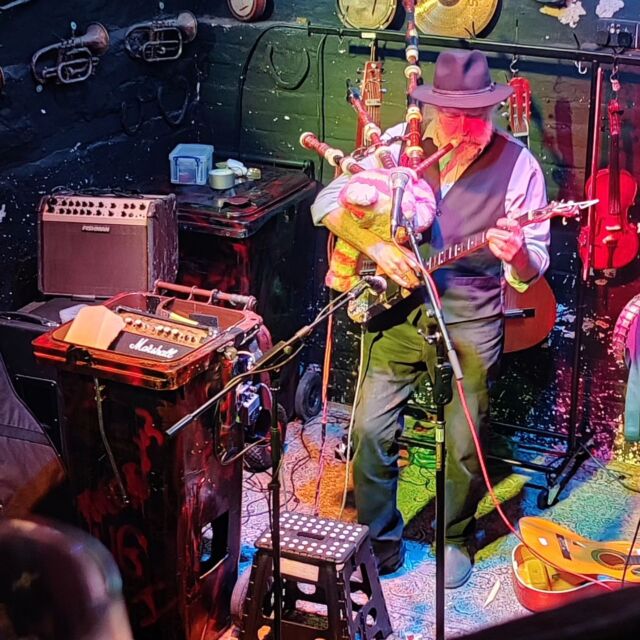 Just Wild Willy Barrett playing Bagpuss-pipes and electric guitar via a wheelie-bin!
Quite a night with John Ottway at @thepumptrowbridge