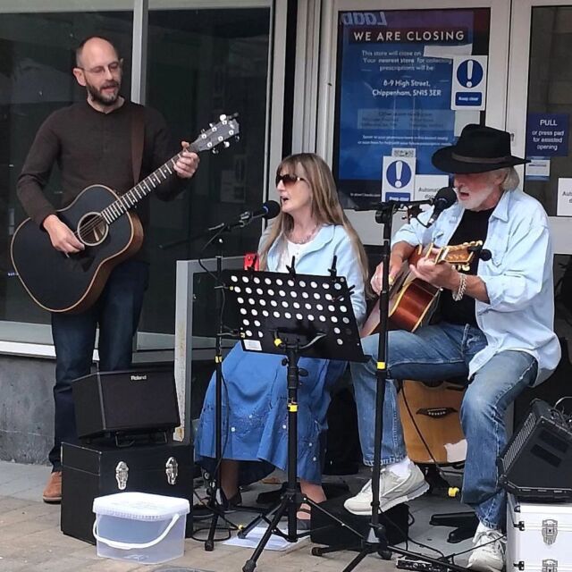 One Fat Statue joined Sweet Misery for some charity busking in Corsham today. Donations to @cr_uk
Thanks for letting me crash the set and insist we play Wagon Wheel!

#fatstatues #livemusic #localbands #busking #charity